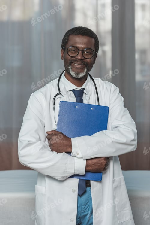 Preview: Smiling african american doctor with clipboard