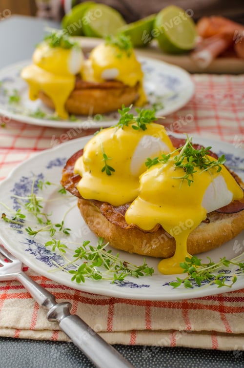 Preview: Eggs benedict, prosciutto with hollandaise