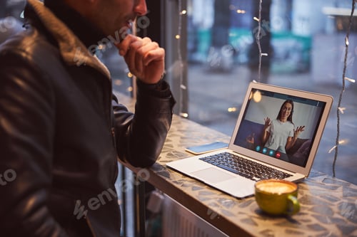 Preview: Smiling man talking with girlfriend by video