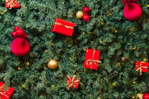 Preview: Close-up of a decorated Christmas tree with red and gold ornaments