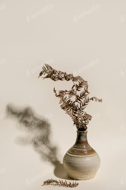 Preview: Dry fern branch in black ceramic bottle