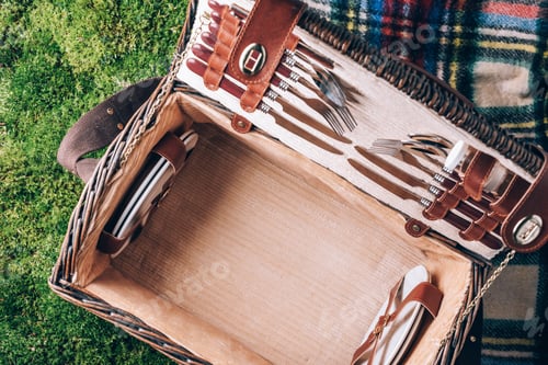 Preview: Summer picnic straw basket on green grass background. Top view. Copy space. Summer picnic time