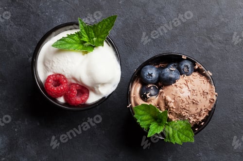 Preview: Ice cream with berries