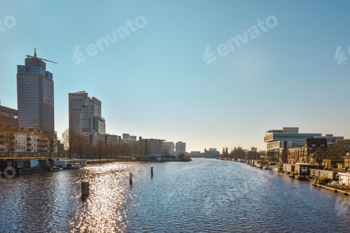 Vista previa: Exterior view of building near river