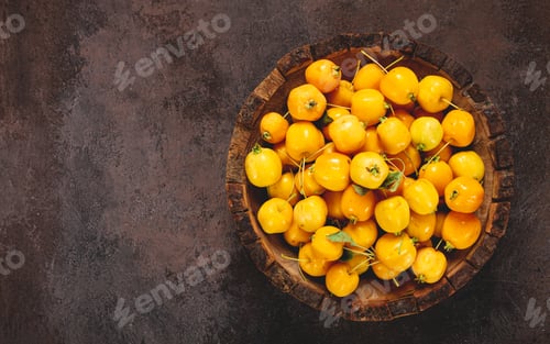 Preview: yellow small apples, Chinese varieties, in a wooden bowl, top view, no people,
