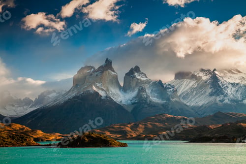 Vorschau: Dramatisch Morgendämmerung in Torres del Paine, Chile