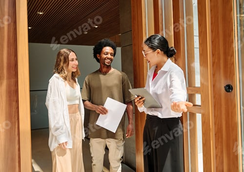 Preview: Real estate agent with a young couple
