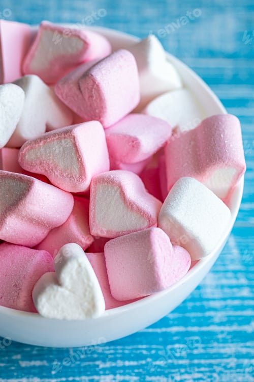 Preview: Bowl with marshmallows in the form of hearts, close up.