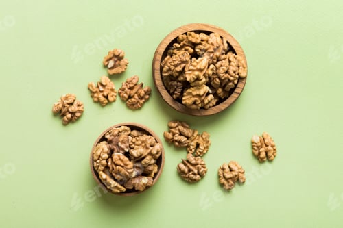 Preview: Fresh healthy walnuts in bowl on colored table background. Top view Healthy eating