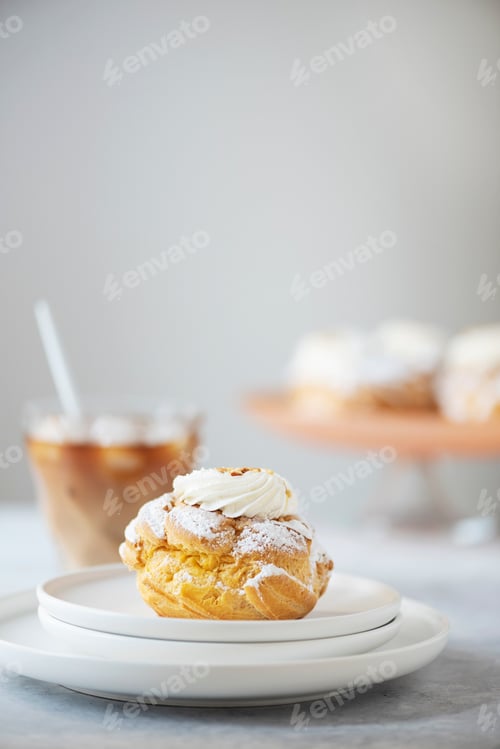 Preview: Custard cakes with cream