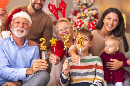 Visualização: Família comemorando o Ano Novo segurando pequenos balões em forma de números 2024