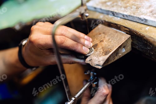 Preview: Jeweler making jewelry