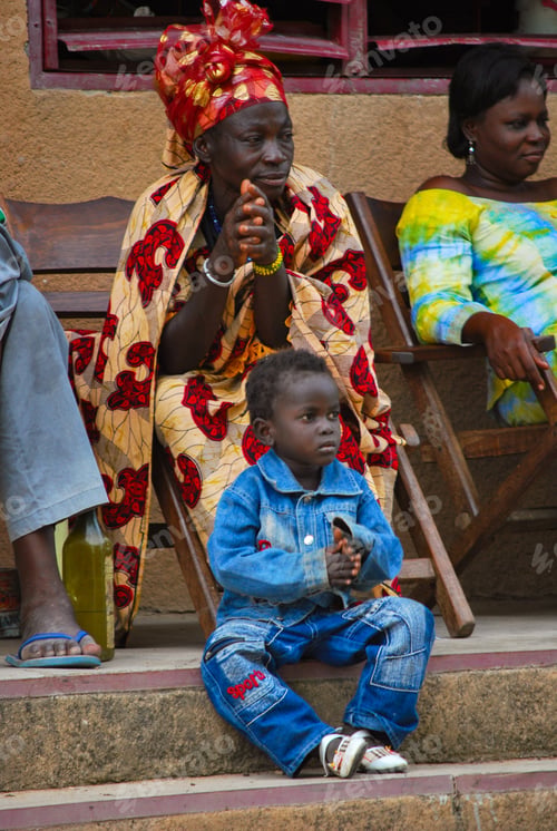 Preview: Elegant older black african lady and grandchild - beauty portrait traditional grace