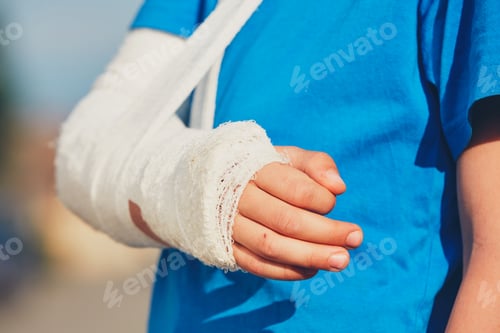Preview: Boy with broken hand