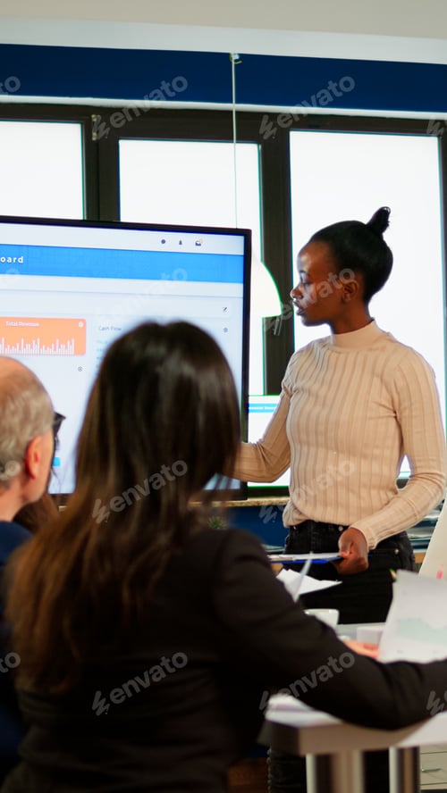 Vista previa: El director de proyecto africano celebra una reunión financiera con gráficos estadísticos