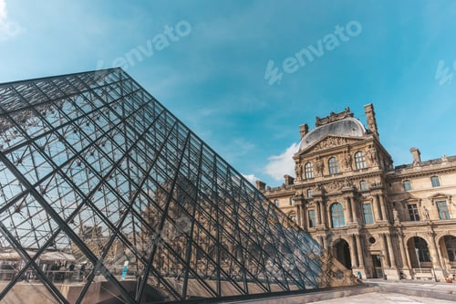 Preview: Louvre museum in Paris