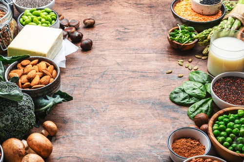 Vista previa: Vegan food background with empty space. Plant protein, vegetarian nutrition sources. Healthy eating