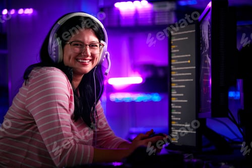 Preview: Portrait Of Female Gamer In Front Of Computer Screens With Headphones And Controller