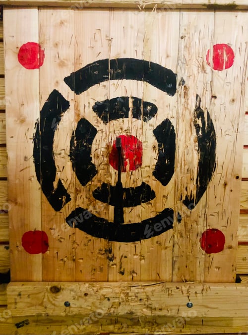Preview: Hatchet in wooden target