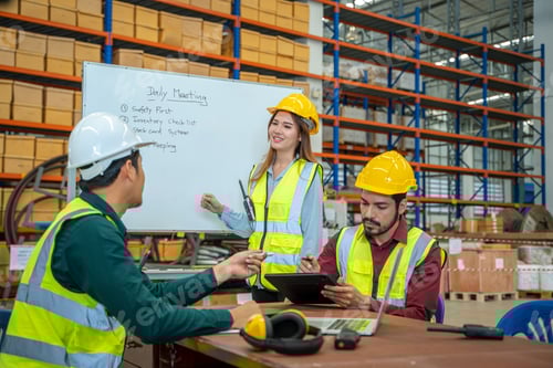 Preview: Logistics workers have a meeting in a large distribution warehouse,Logistic industry concept.