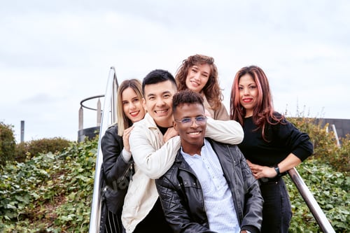 Visualização: Jovens multirraciais se divertindo em um parque. Grupo de amigos de várias etnias
.