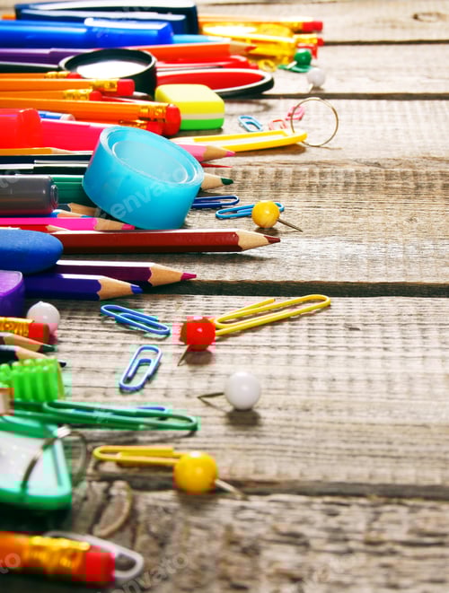 Visualização: Ferramentas escolares. Em fundo de madeira.