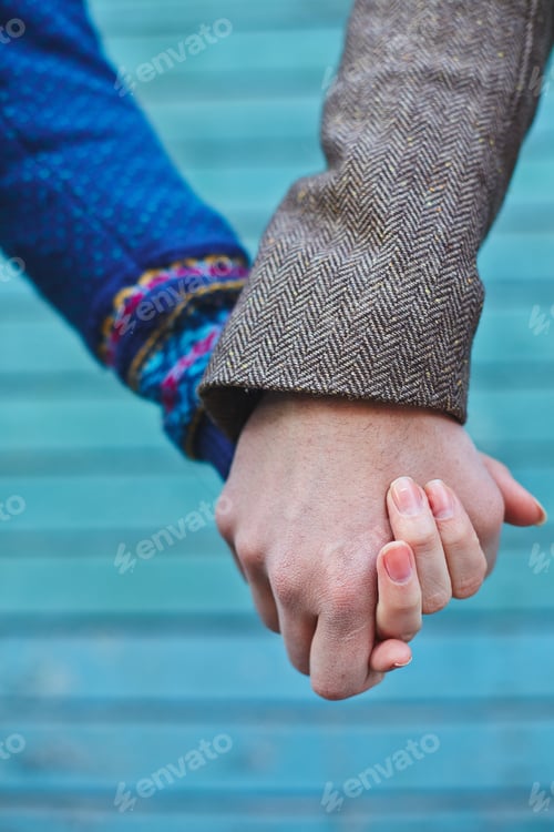 Preview: Hand in hand