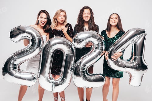 Visualização: Mulheres bonitas comemorando o Ano Novo