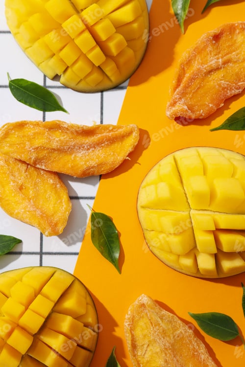 Preview: Dried mango chips with fresh sliced mango