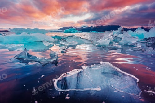 Preview: Icebergs in Jokulsarlon glacial lagoon