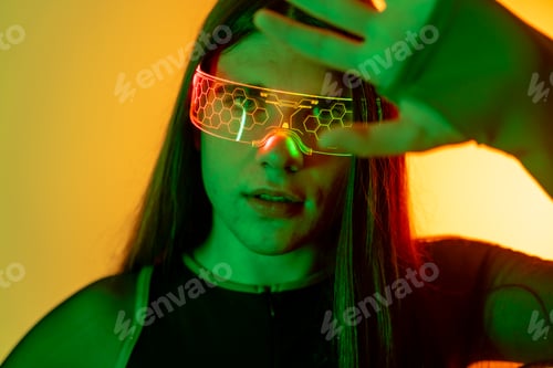 Preview: Non-binary person in a Virtual Reality Experience