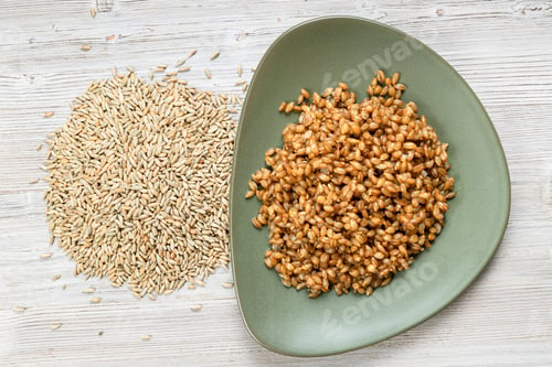 Preview: top view of whole rye grains and boiled porridge
