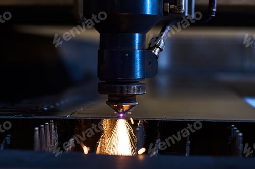 Visualização: Corte a laser CNC de metal de perto, tecnologia industrial moderna. Pequena profundidade de campo