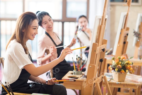 Vista previa: Young Chinese women painting in studio