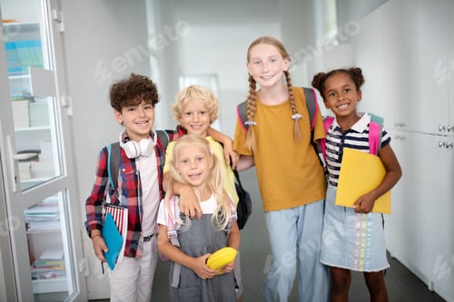 Visualização: Meninos e meninas radiantes se sentindo felizes passando férias juntos