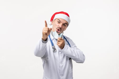 Visualização: vista frontal: médico do sexo masculino ameaçando em fundo branco, feriado, vírus, saúde, covid, ano novo