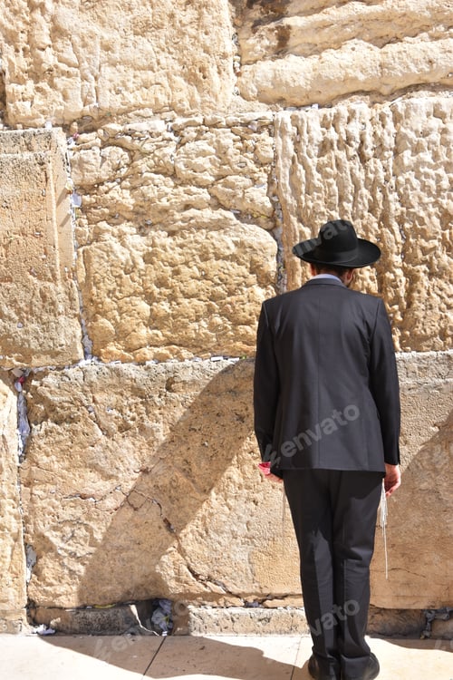 Preview: Vertical shot of a man looking at the Western Wall, Jerusalem