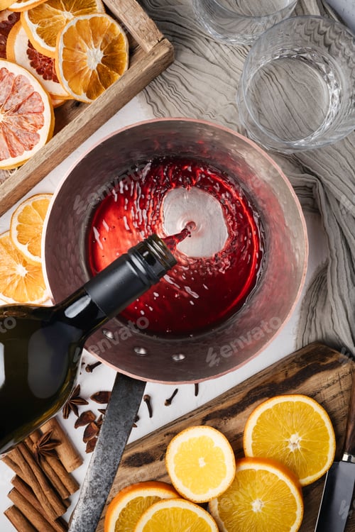 Preview: Making mulled wine in home kitchen