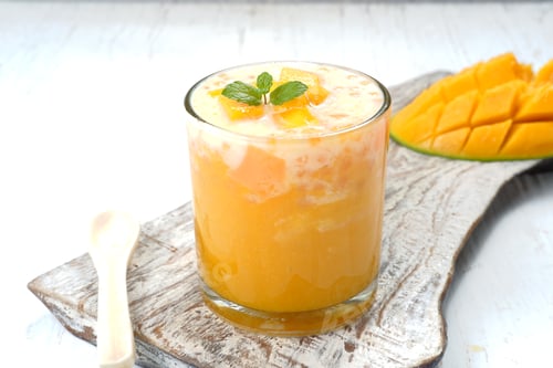 Preview: sweet and creamy sago mango dessert,asian mango dessert, also known as Mango Lolo