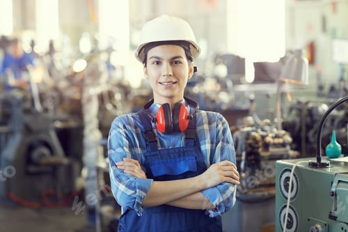 Preview: Female factory engineer in hardhat