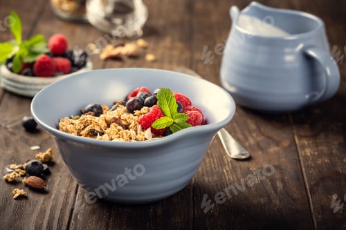 Preview: Oat granola with berries and yoghurt