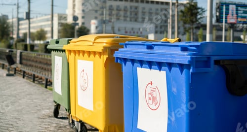Preview: sorting the garbage waste, the three color trash urns in the city, recycling