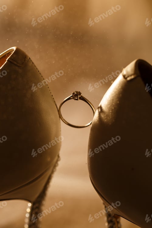 Preview: Gold wedding ring with women's shoes on the wedding day