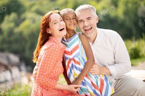 Visualização: Casal maduro sorrindo enquanto passa o tempo com a filha
