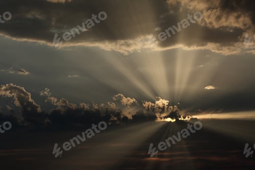 Preview: The sun's rays behind the clouds