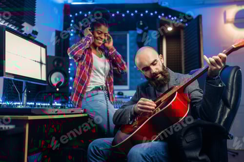 Visualização: Músicos masculinos e femininos em estúdio de gravação