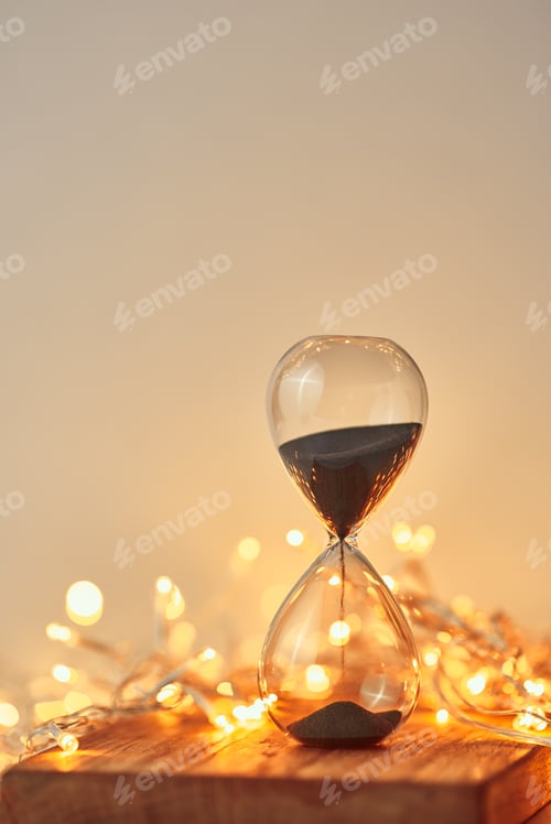 Preview: Hourglass and the festive garland lights in bokeh