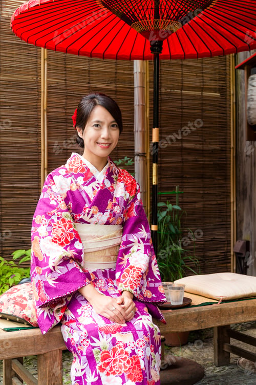 Preview: Japanese woman relaxing in tea house with kimono