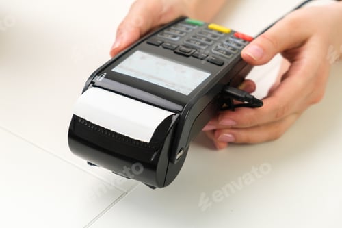 Preview: Female hand holding pos terminal for contactless payment