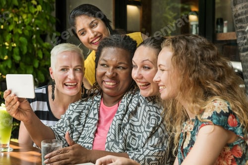 Preview: Women Taking Pictures Device Concept